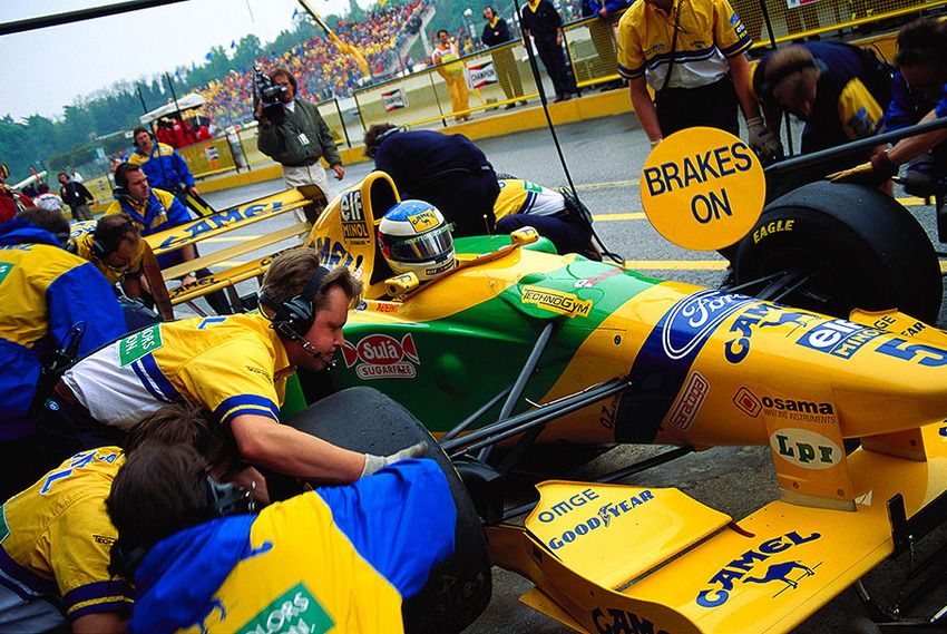 1991 - 1992 Benetton refuelling churn with stand